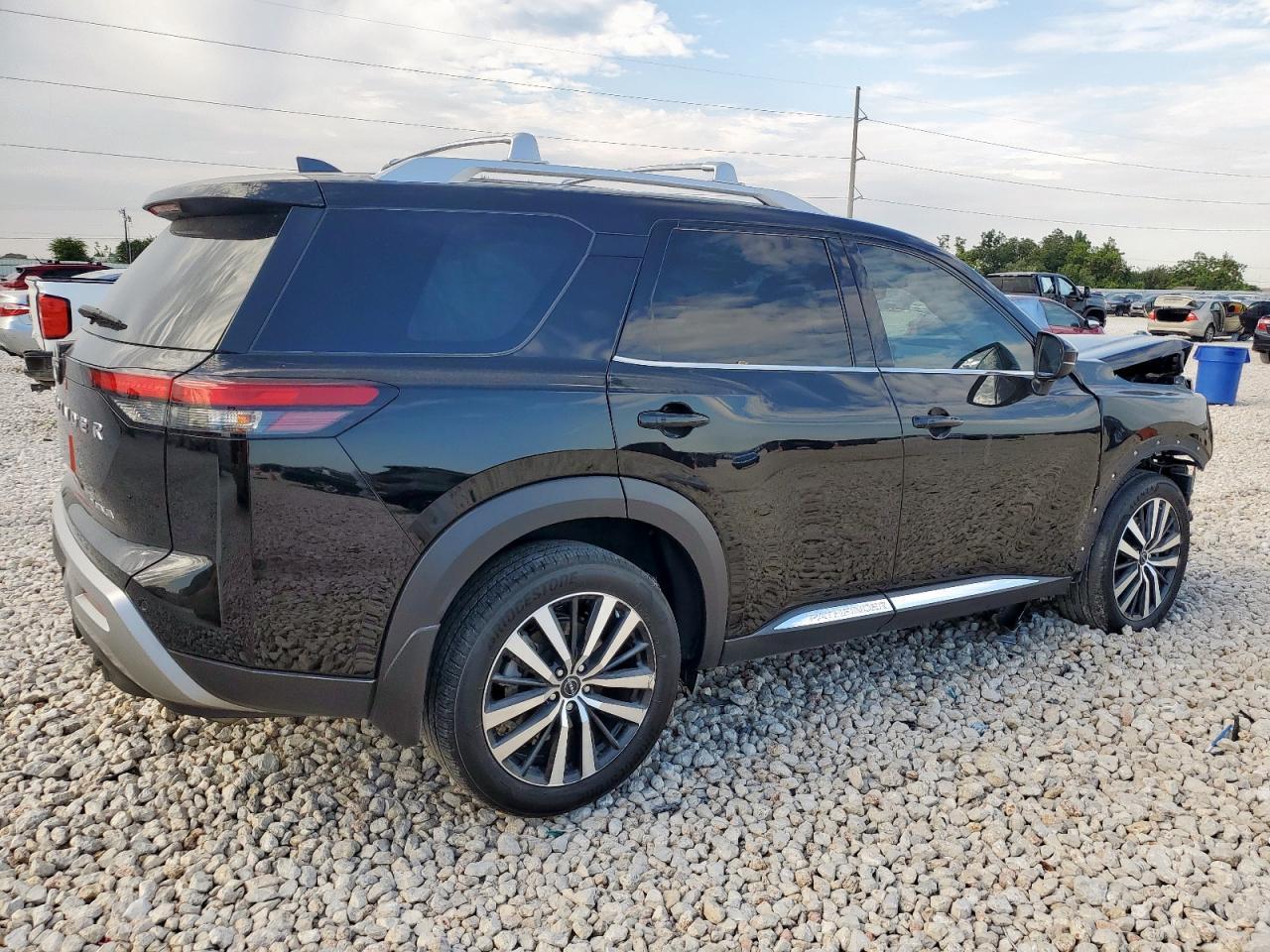 2023 Nissan Pathfinder Platinum - Image 3