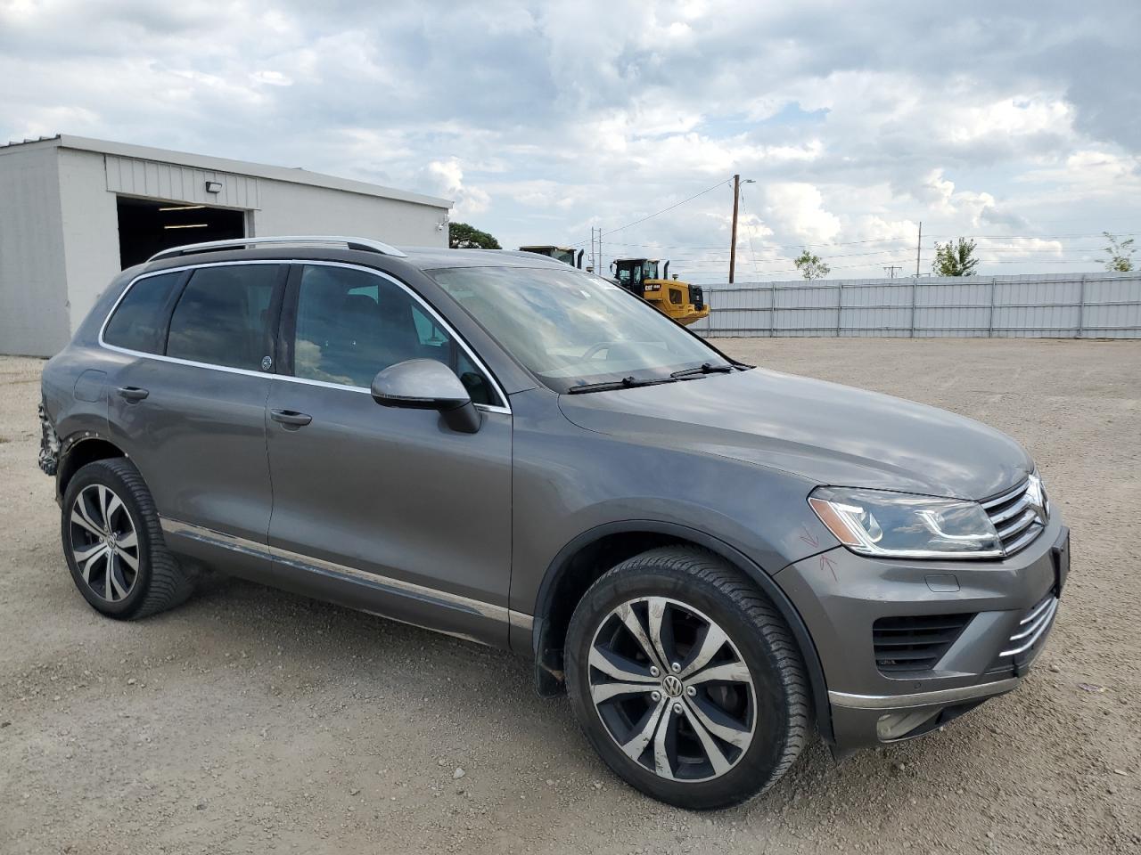 2017 Volkswagen Touareg Wolfsburg - Image 4
