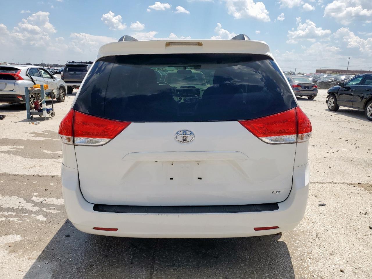 2011 Toyota Sienna Le - Фото 6