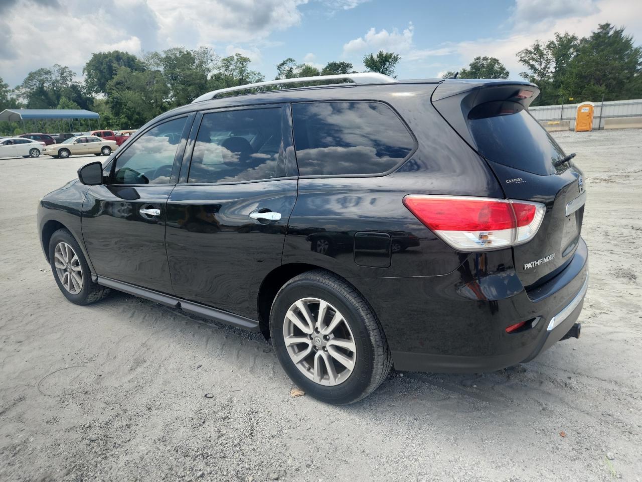 2015 Nissan Pathfinder S - Image 2