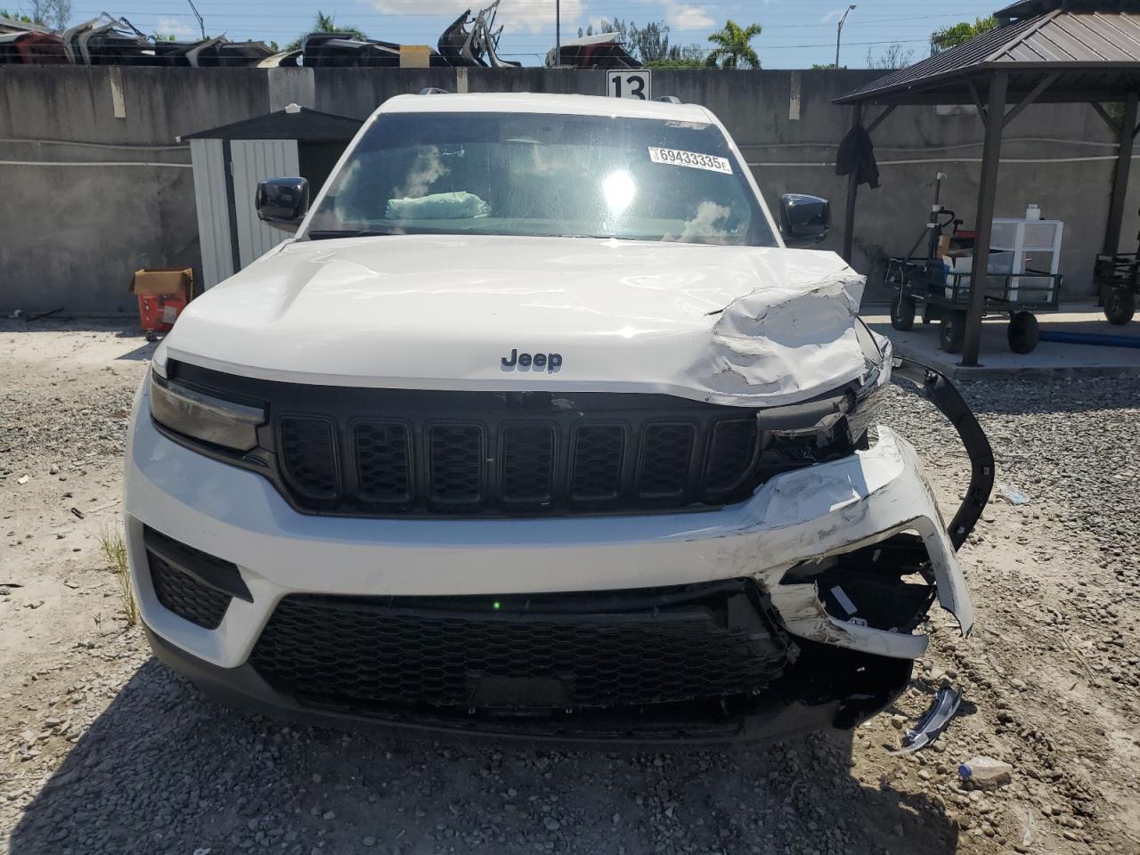 2024 Jeep Grand Cherokee Laredo - Image 5