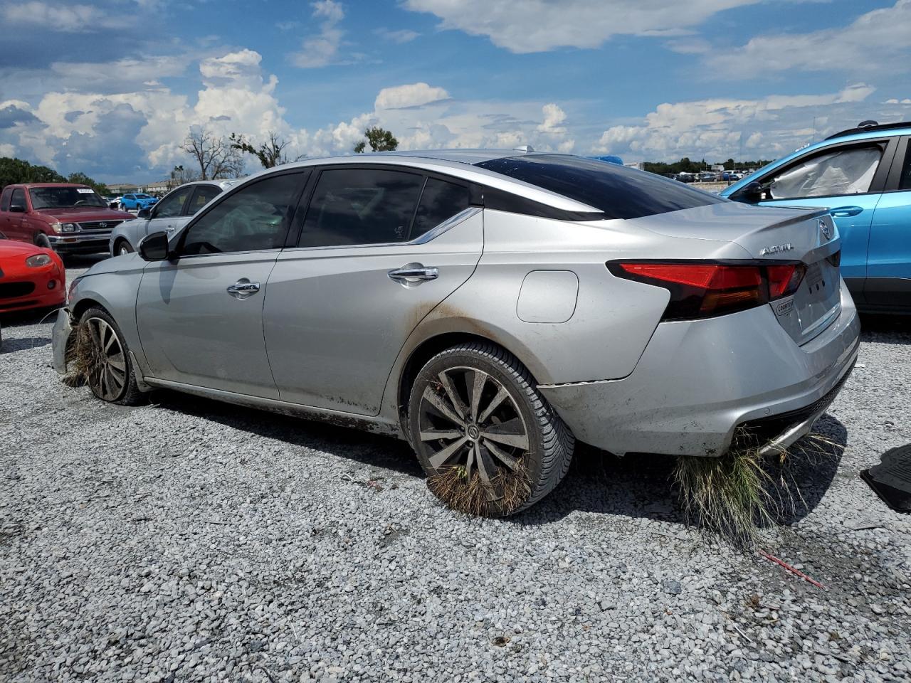 2020 Nissan Altima Platinum - Image 2