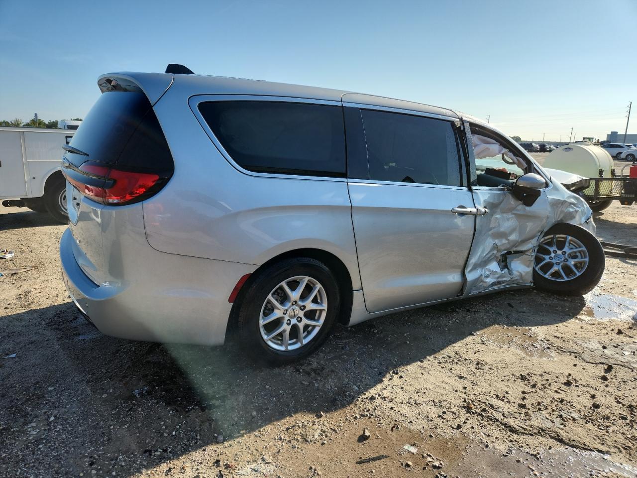 2023 Chrysler Pacifica Touring L - Image 3