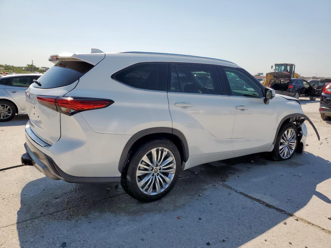 2023 Toyota Highlander L - Фото 3