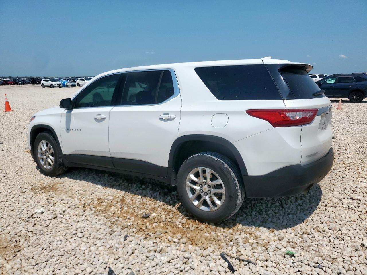 2021 Chevrolet Traverse Ls - Фото 2