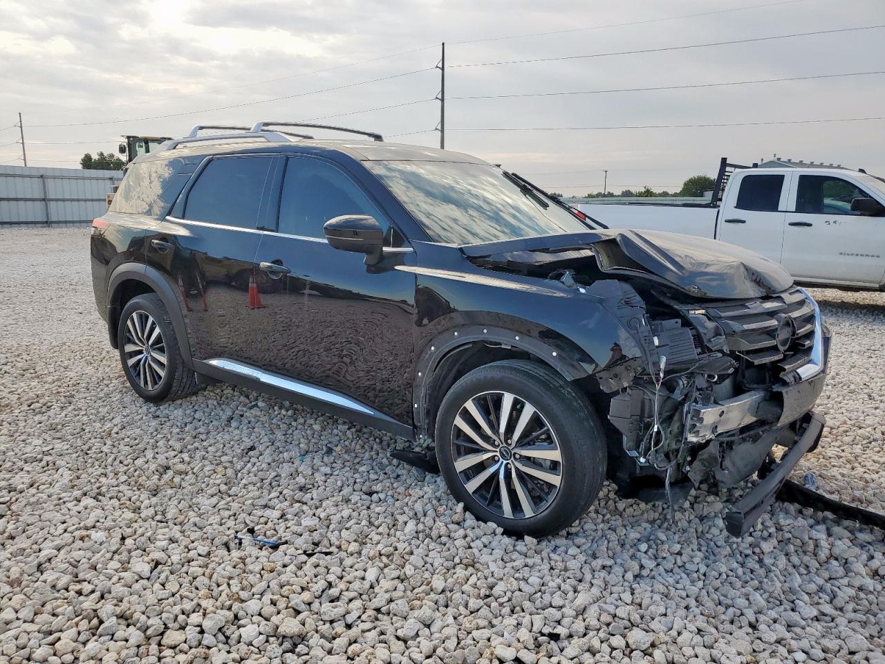 2023 Nissan Pathfinder Platinum - Image 4