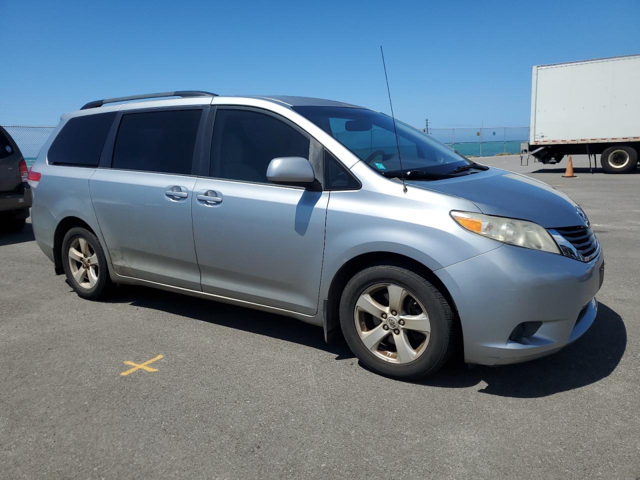2011 Toyota Sienna Le - Image 4