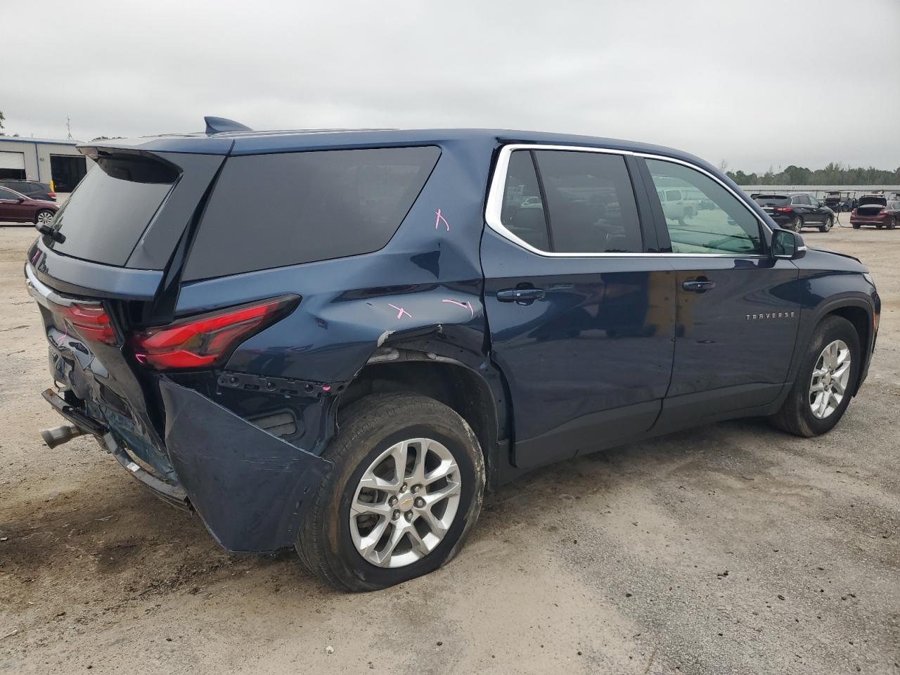 2023 Chevrolet Traverse Ls - Фото 3