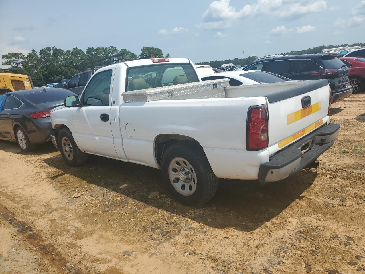 2005 Chevrolet Silverado C1500 - Image 2