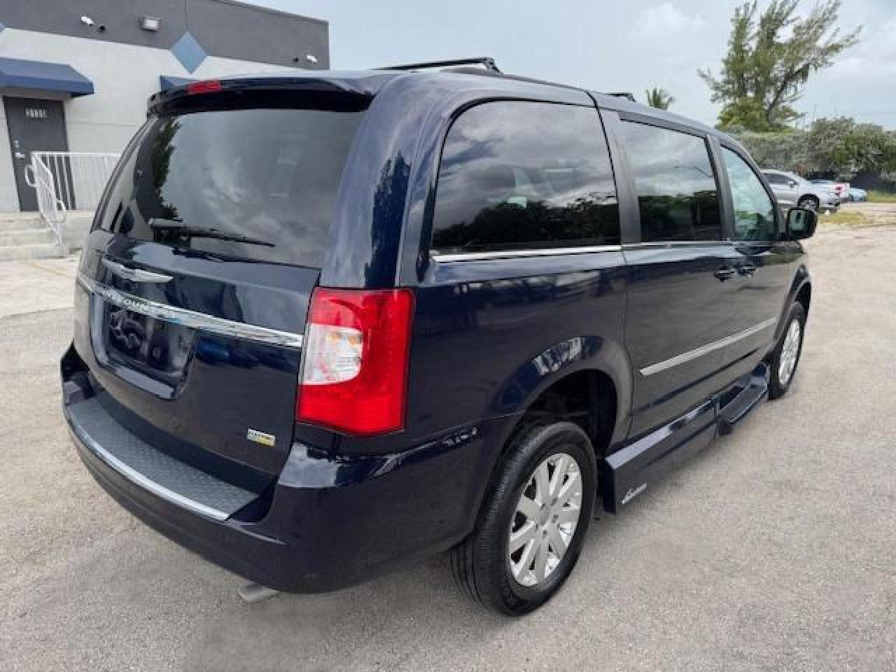 2014 Chrysler Town & Country Touring - Фото 3