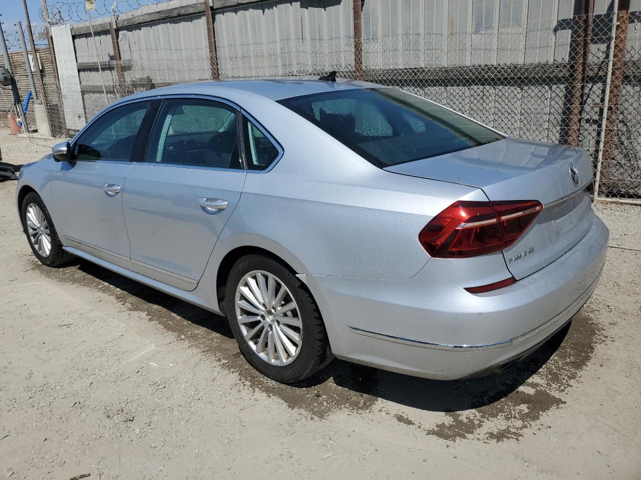 2017 Volkswagen Passat Se - Фото 2