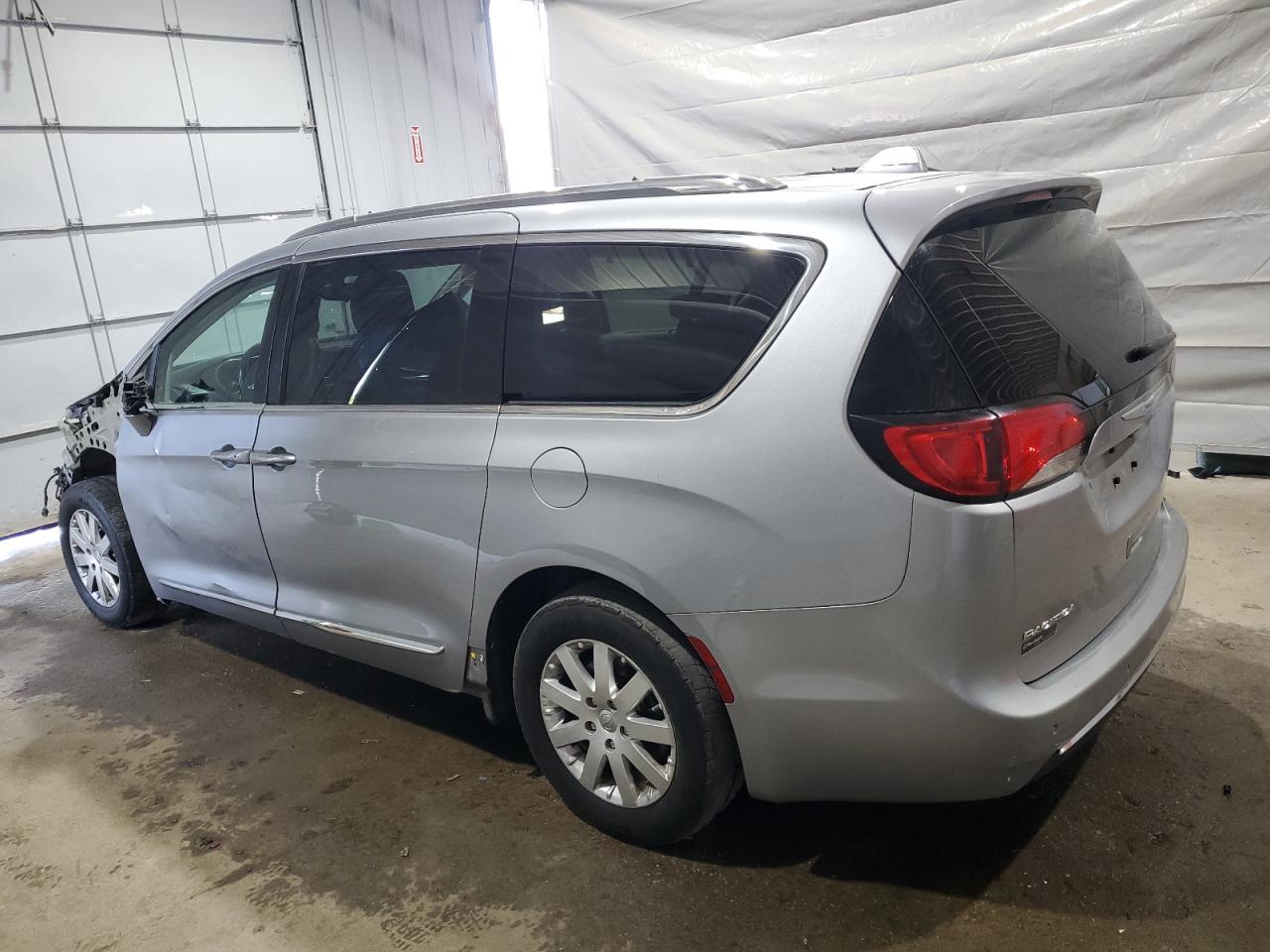 2018 Chrysler Pacifica Touring L - Фото 2