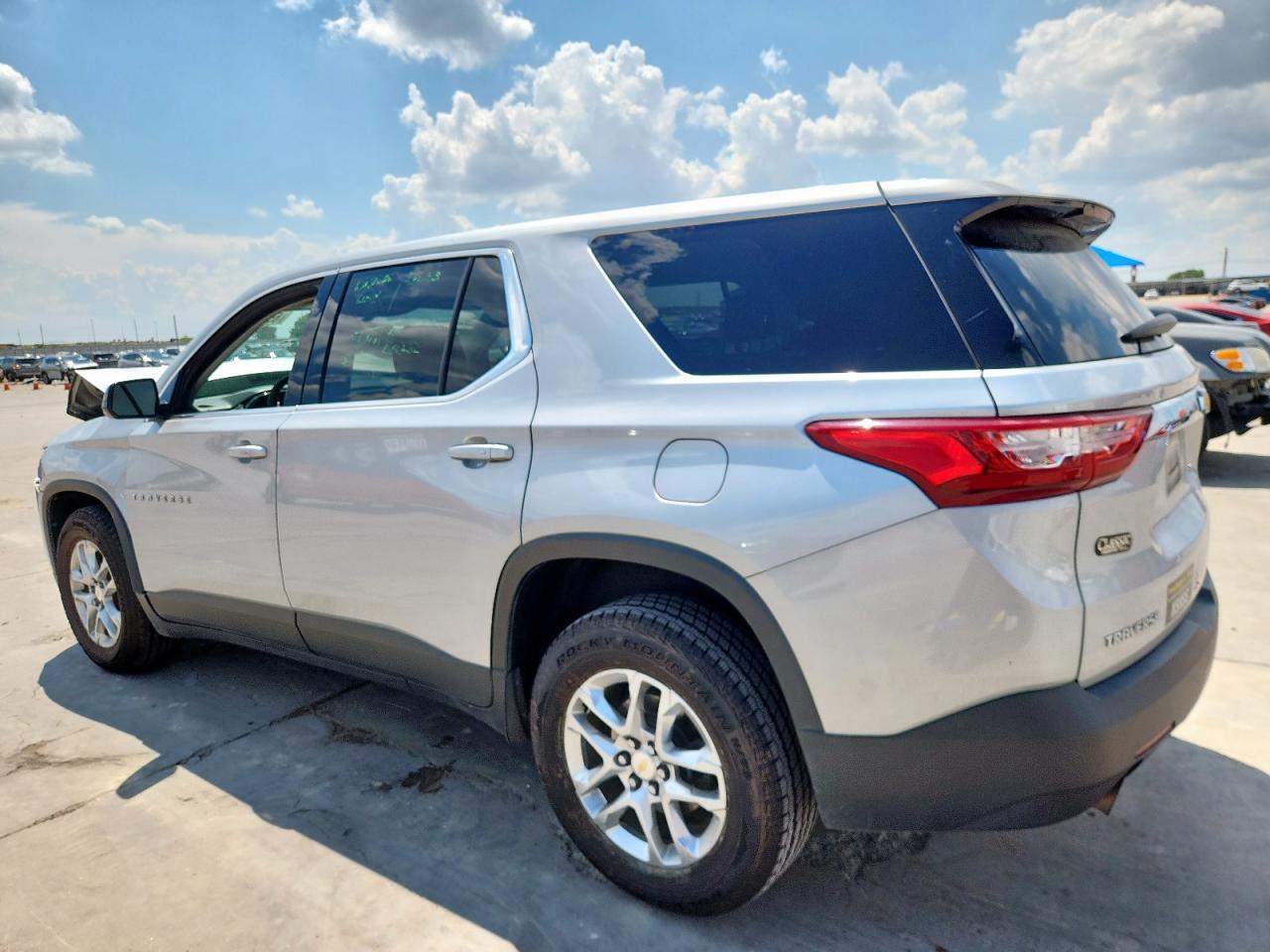2019 Chevrolet Traverse Ls - Фото 2