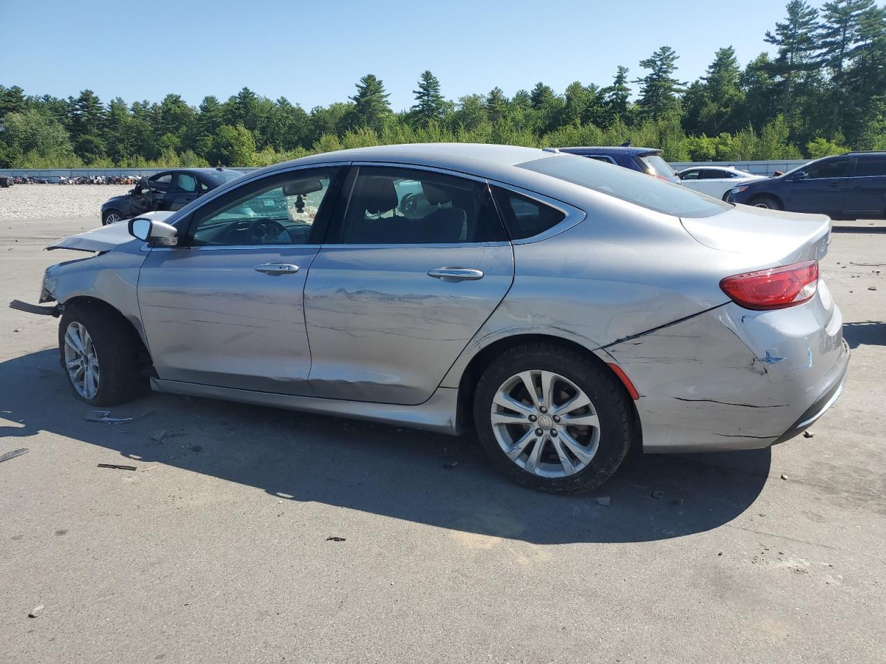 2015 Chrysler 200 Limited - Фото 2