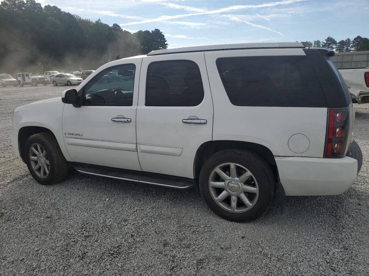 2007 GMC Yukon Denali - Image 2