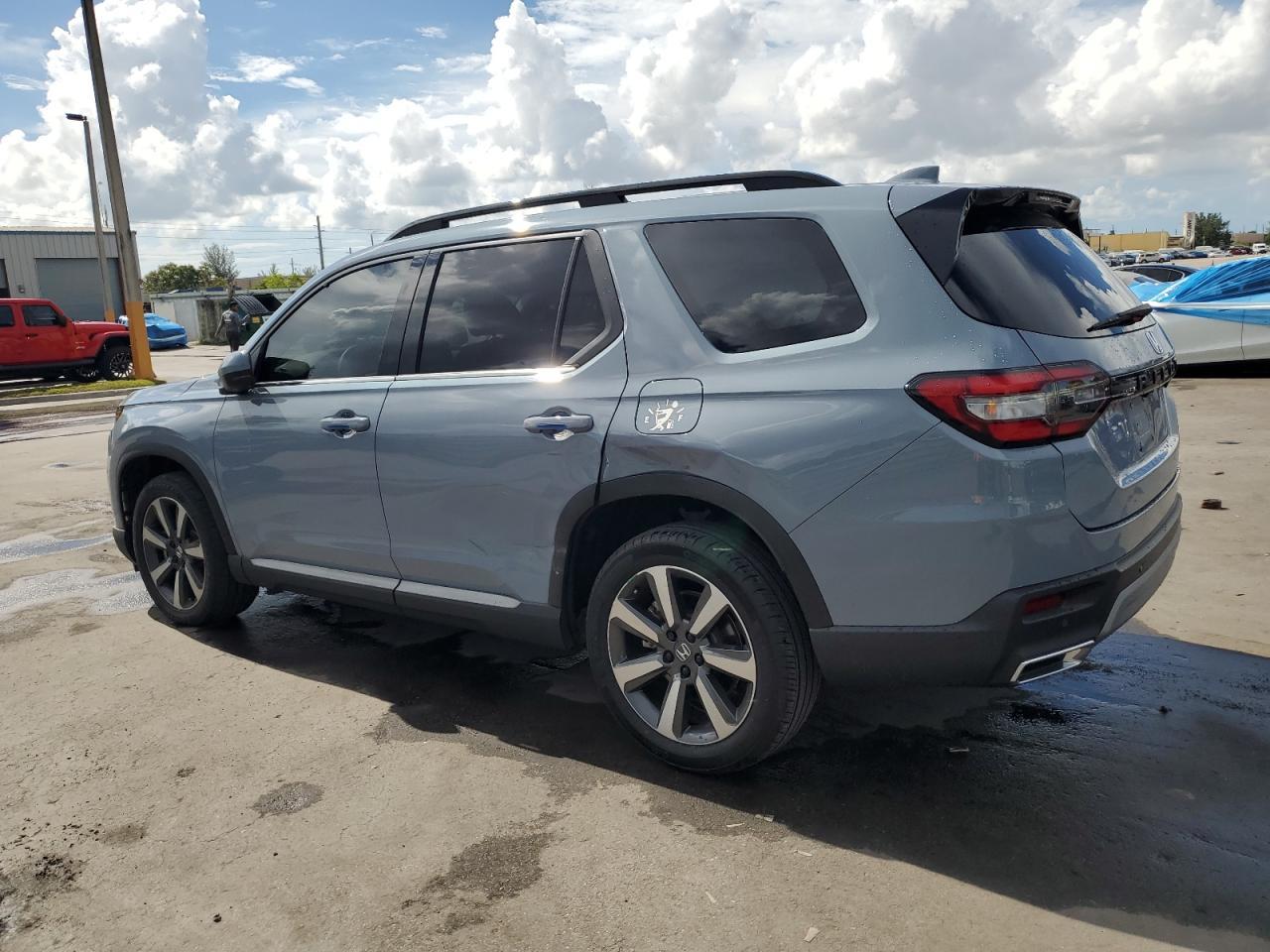 2024 Honda Pilot Touring - Image 2