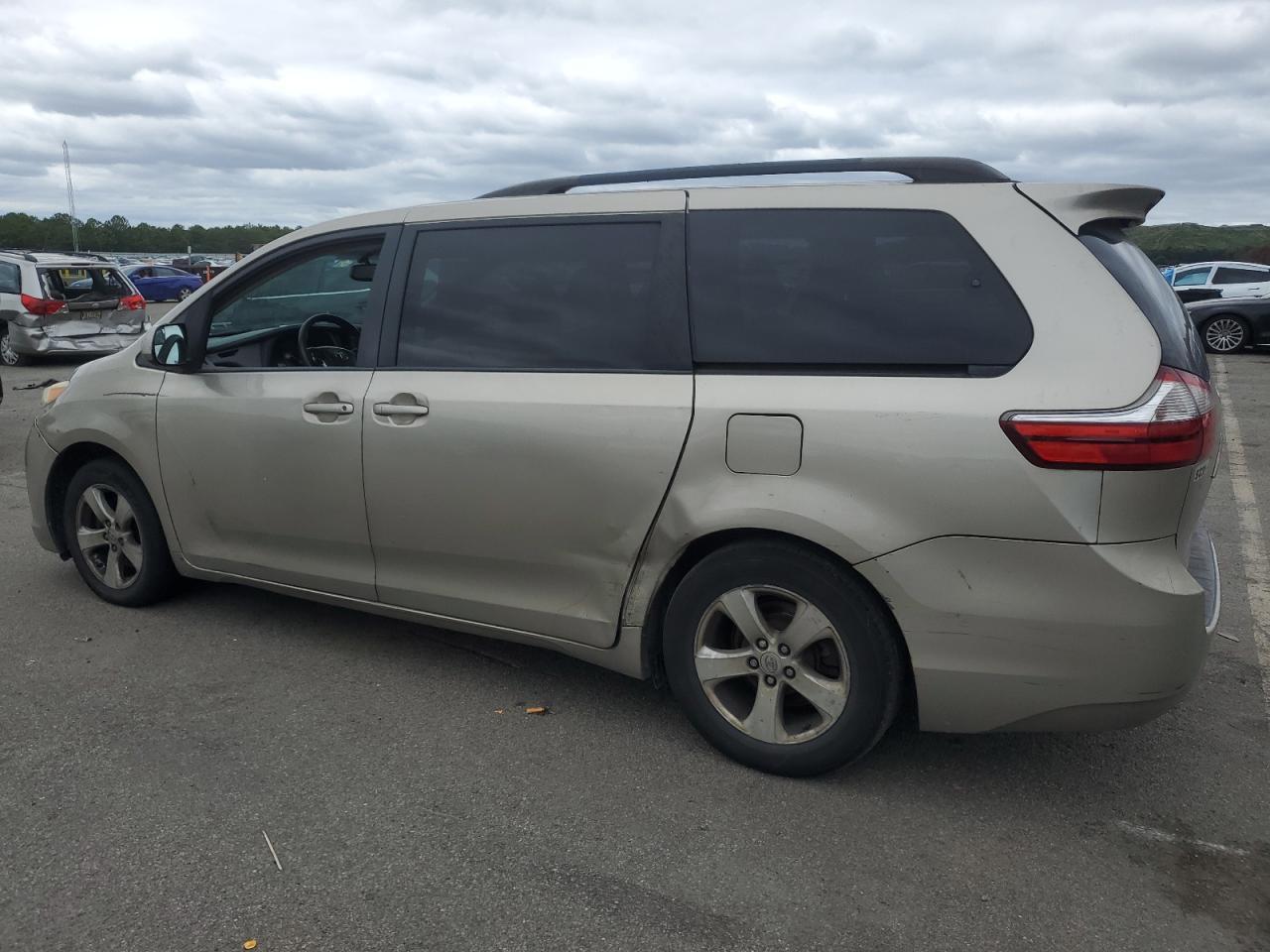 2015 Toyota Sienna Le - Image 2