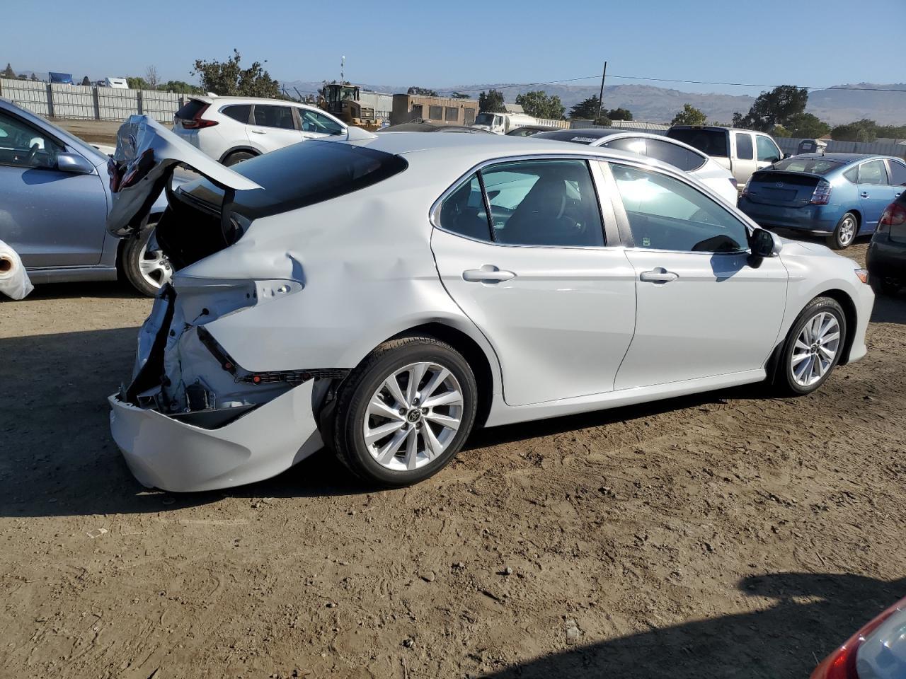 2022 Toyota Camry Le - Фото 3