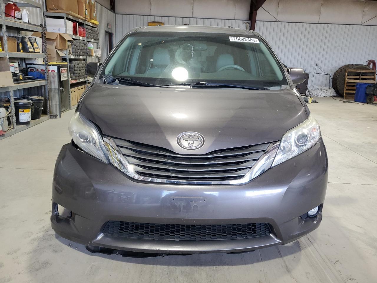 2014 Toyota Sienna Xle - Image 5