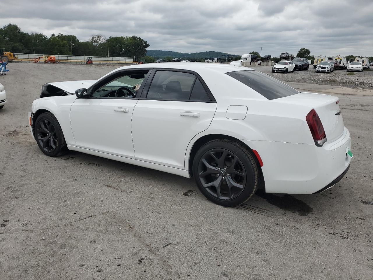 2020 Chrysler 300 Touring - Фото 2