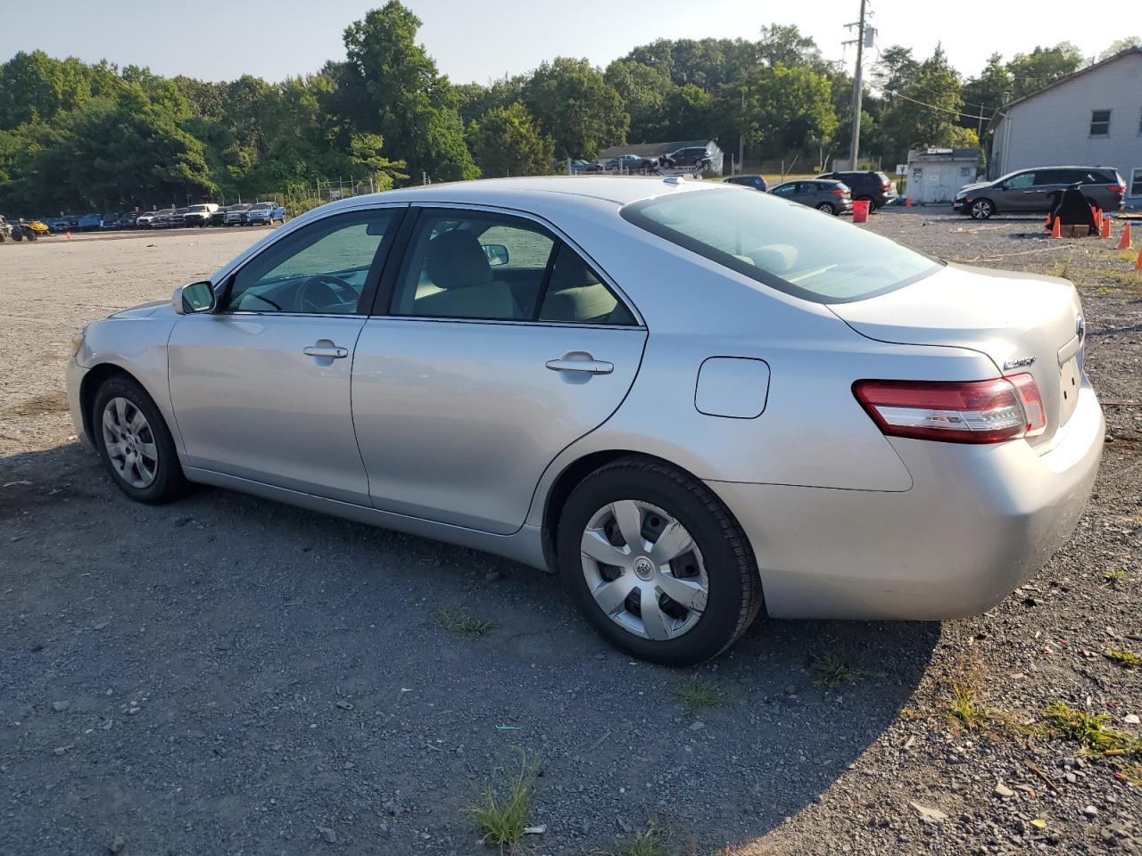 2010 Toyota Camry Base - Фото 2