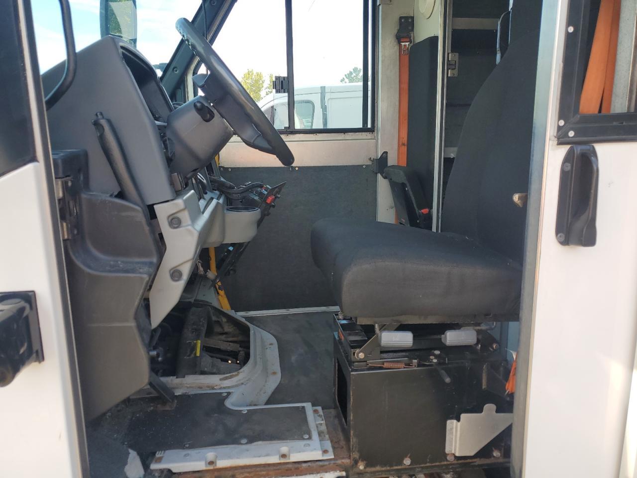 2016 Isuzu Npr - Фото 7