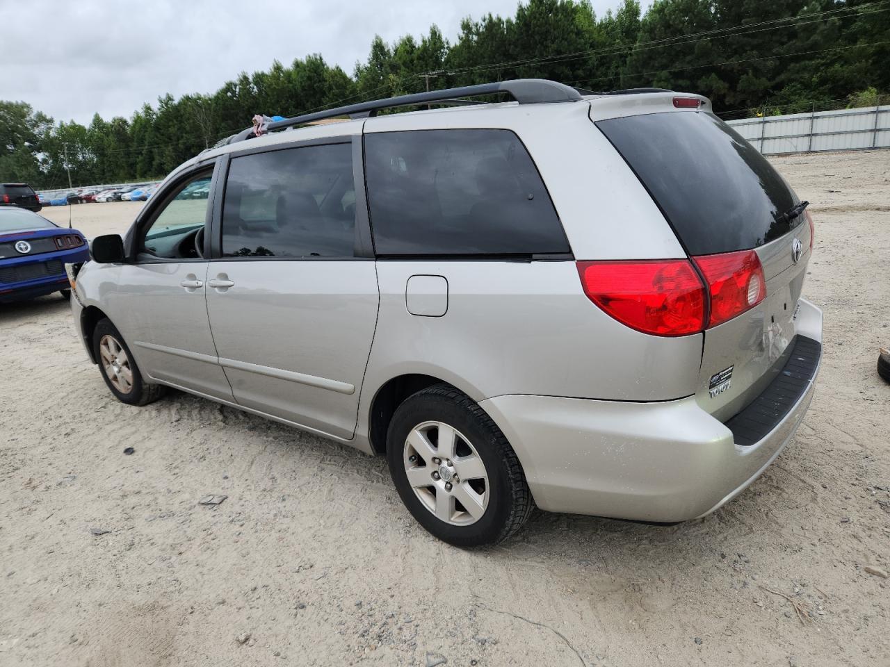 2010 Toyota Sienna Ce - Фото 2