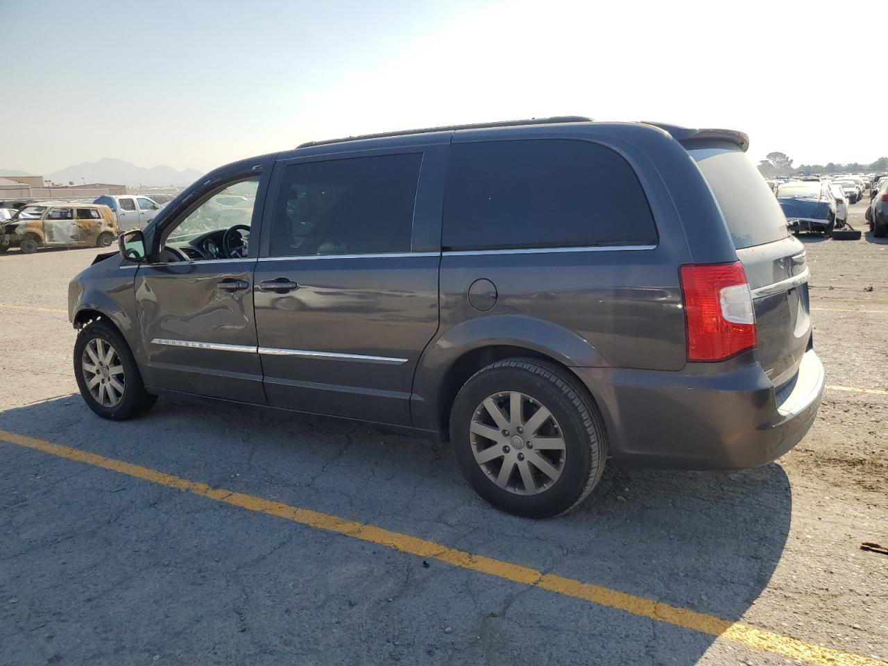 2015 Chrysler Town & Country Touring - Фото 2