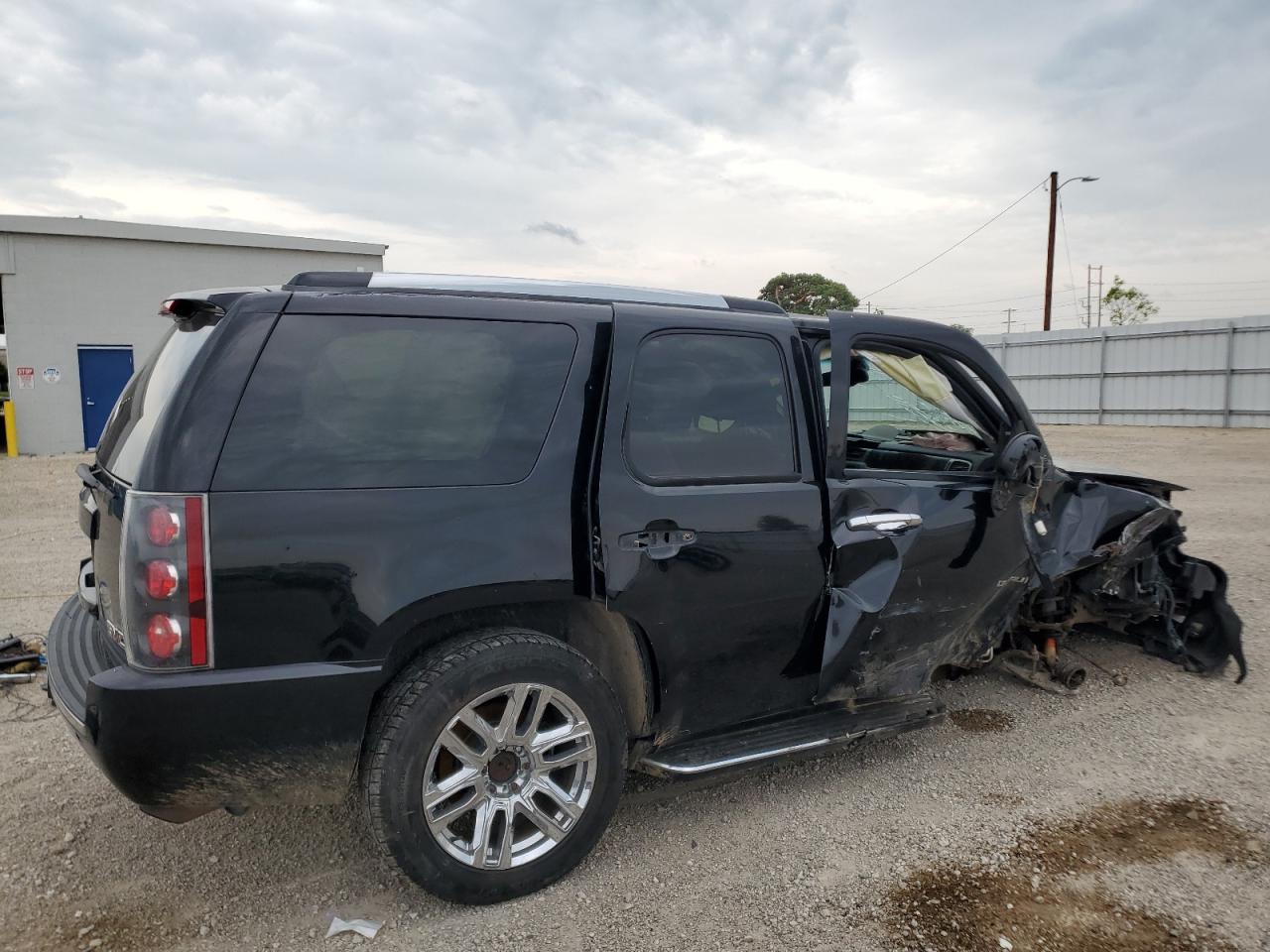 2007 GMC Yukon Denali - Image 3
