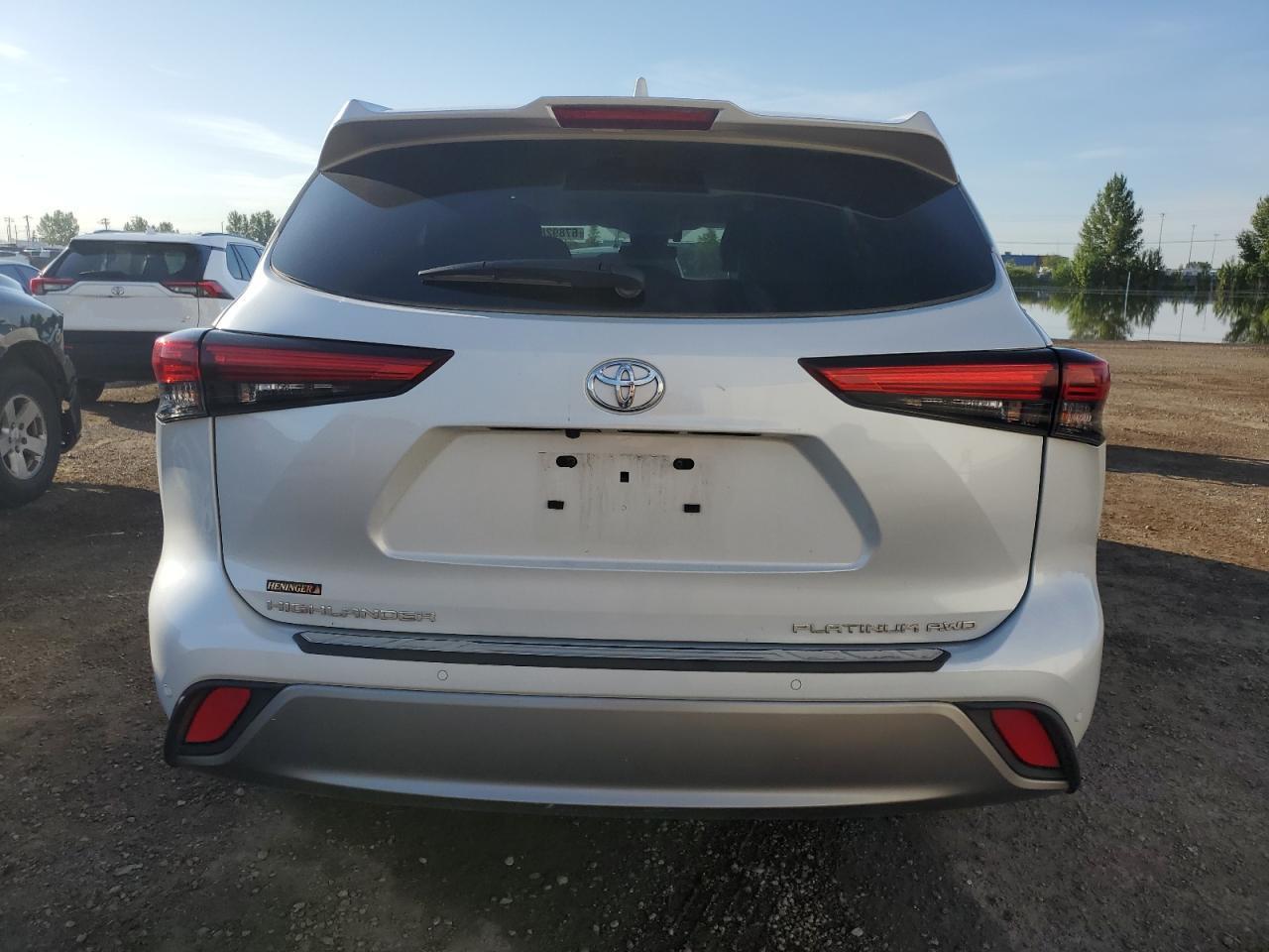 2022 Toyota Highlander Platinum - Image 6