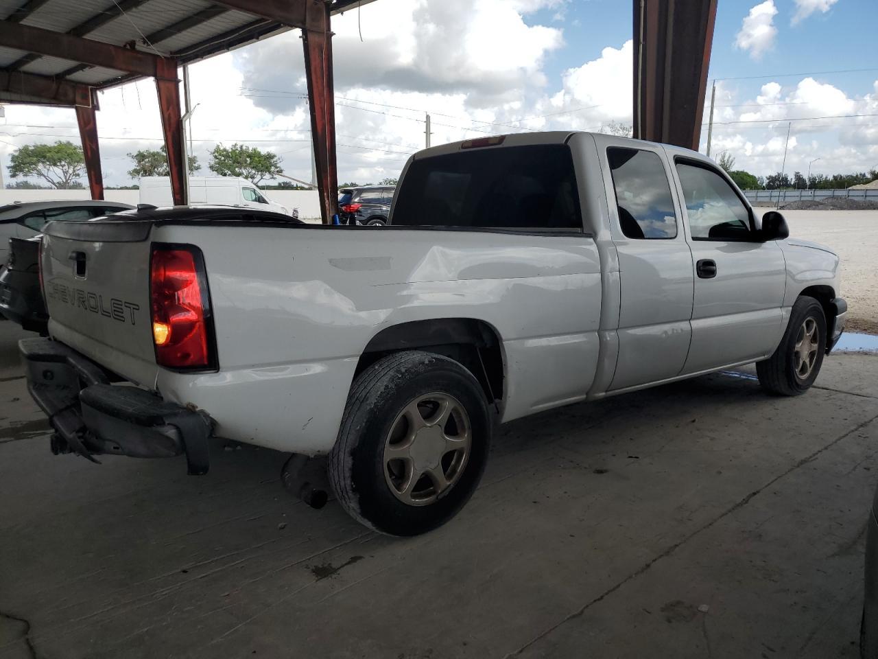 2006 Chevrolet Silverado C1500 - Image 3