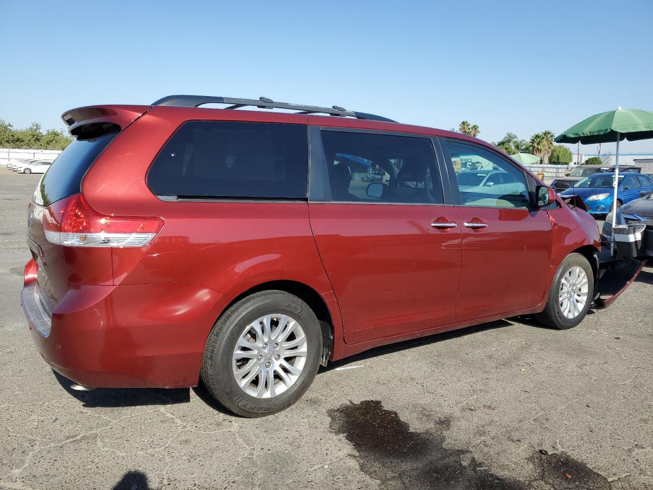 2013 Toyota Sienna Xle - Фото 3