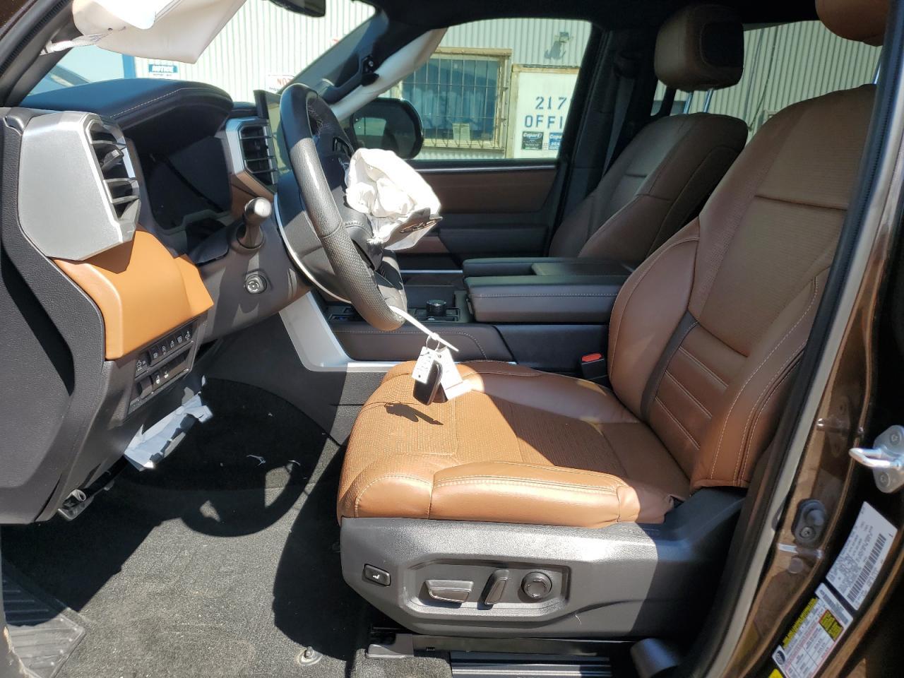 2024 Toyota Tundra Crewmax Platinum - Image 7