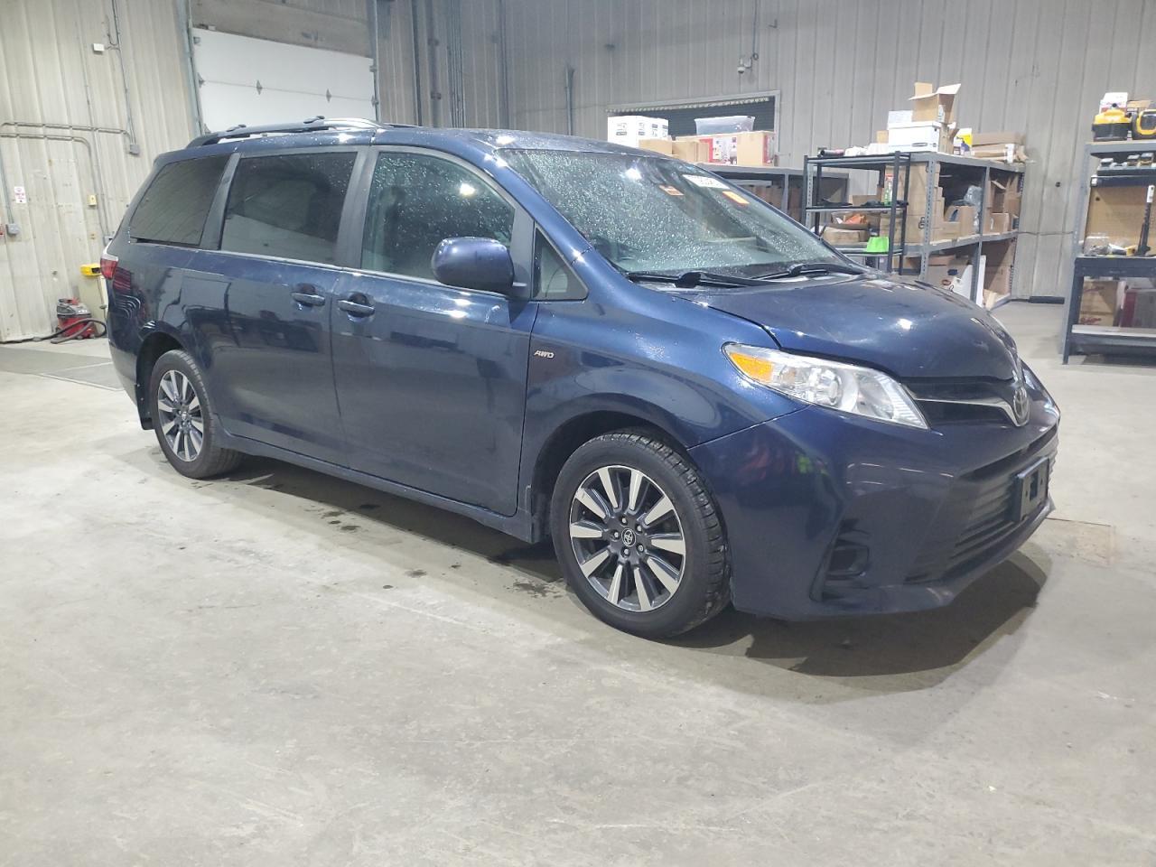 2018 Toyota Sienna Le 7-Passenger - Image 4