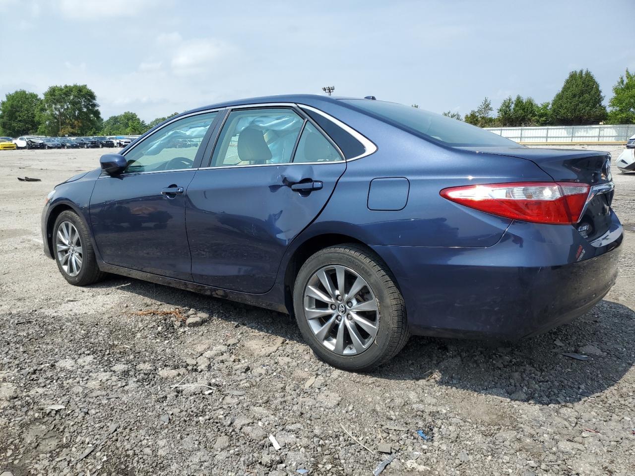 2016 Toyota Camry Le - Фото 2