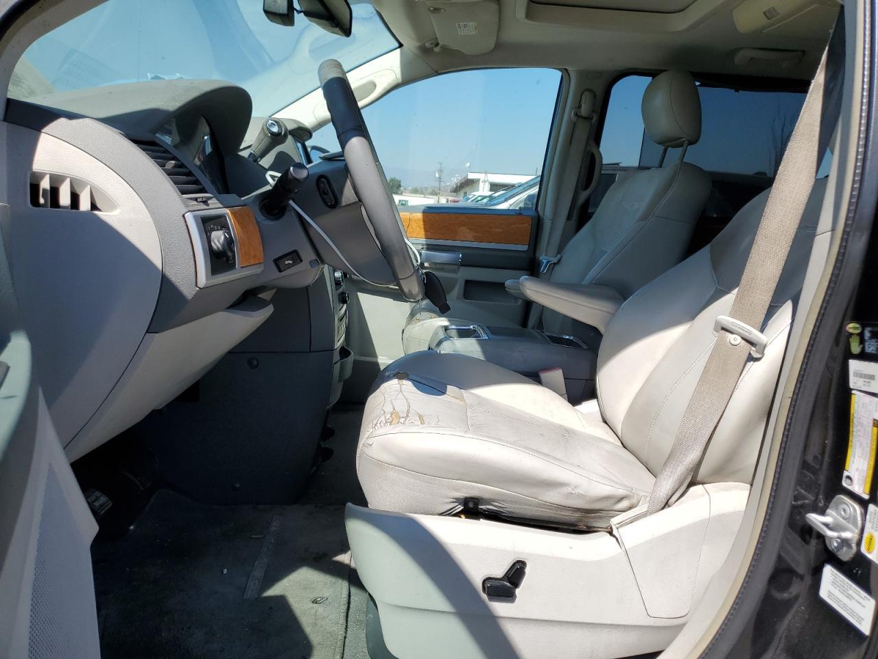 2010 Chrysler Town & Country Limited - Image 7