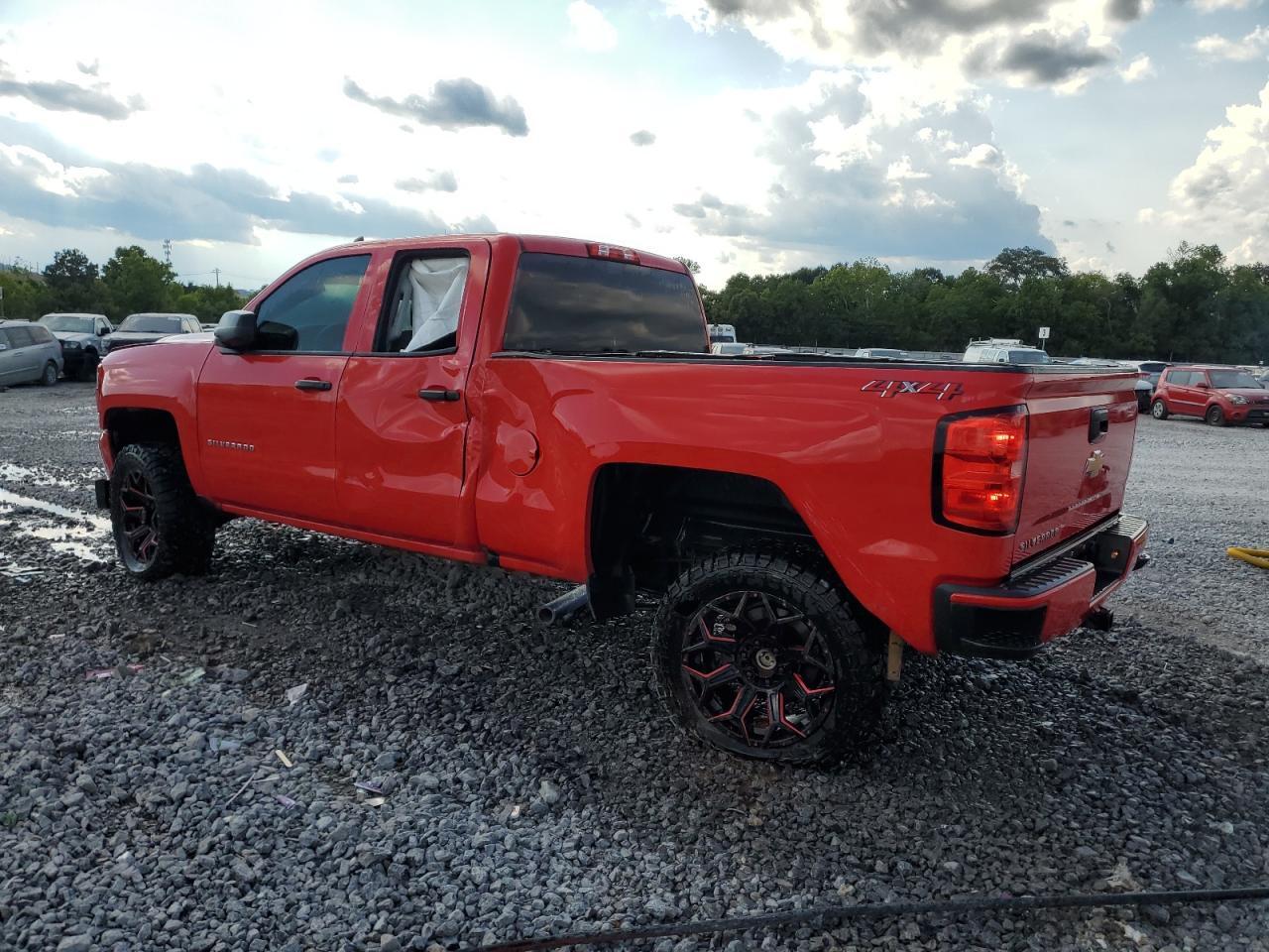 2018 Chevrolet Silverado K1500 Custom - Фото 2