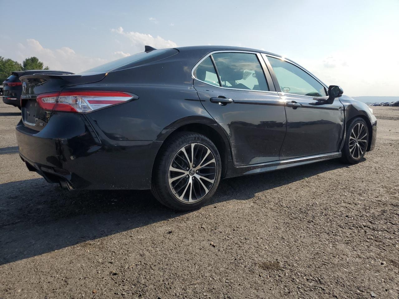 2020 Toyota Camry Se - Фото 3