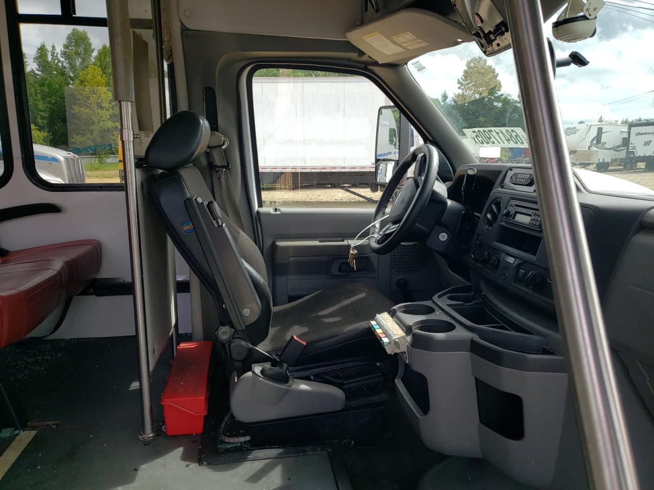 2021 Ford Econoline E450 Super Duty Cutaway Van - Image 5
