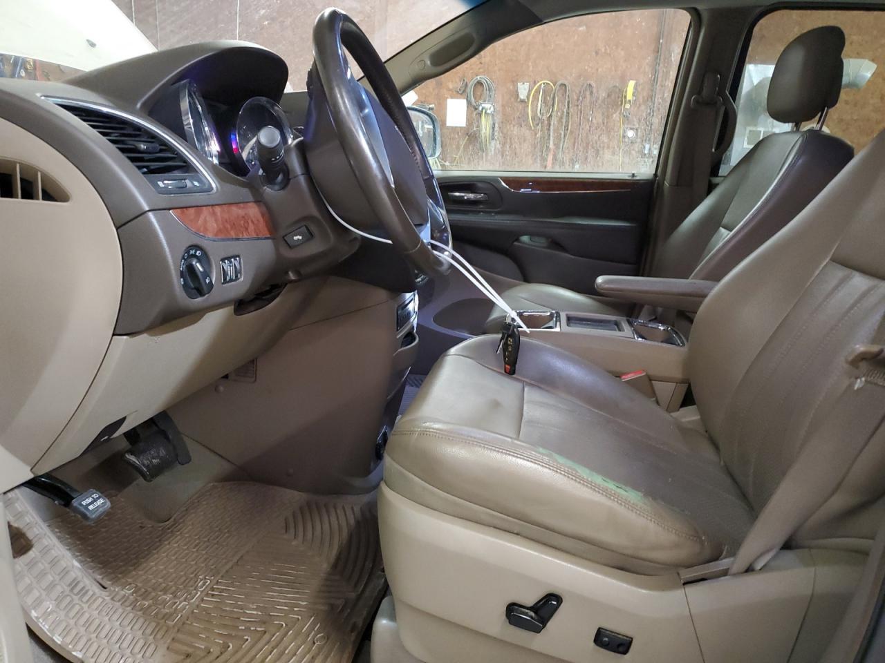 2011 Chrysler Town & Country Touring L - Image 7