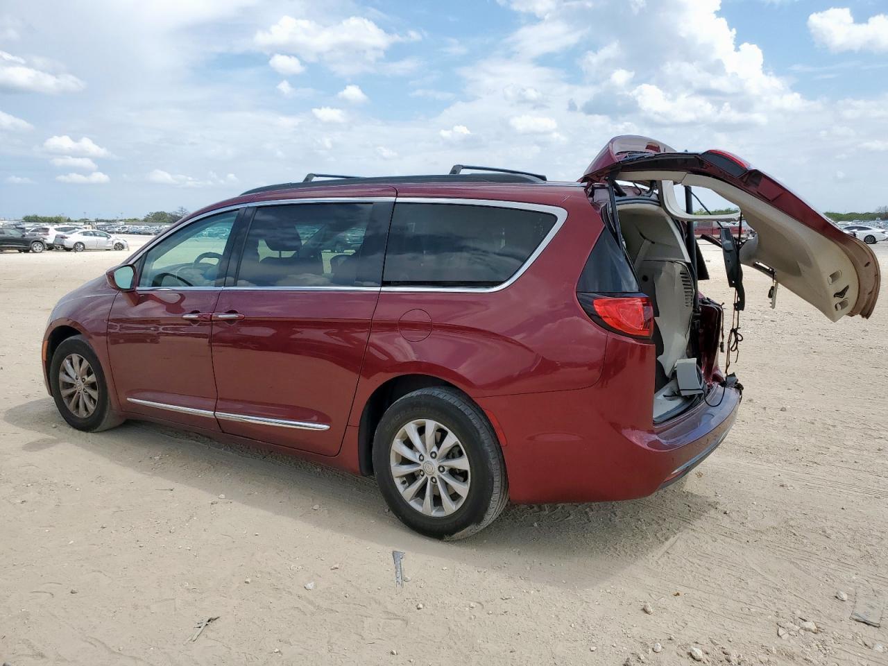 2017 Chrysler Pacifica Touring L - Фото 2