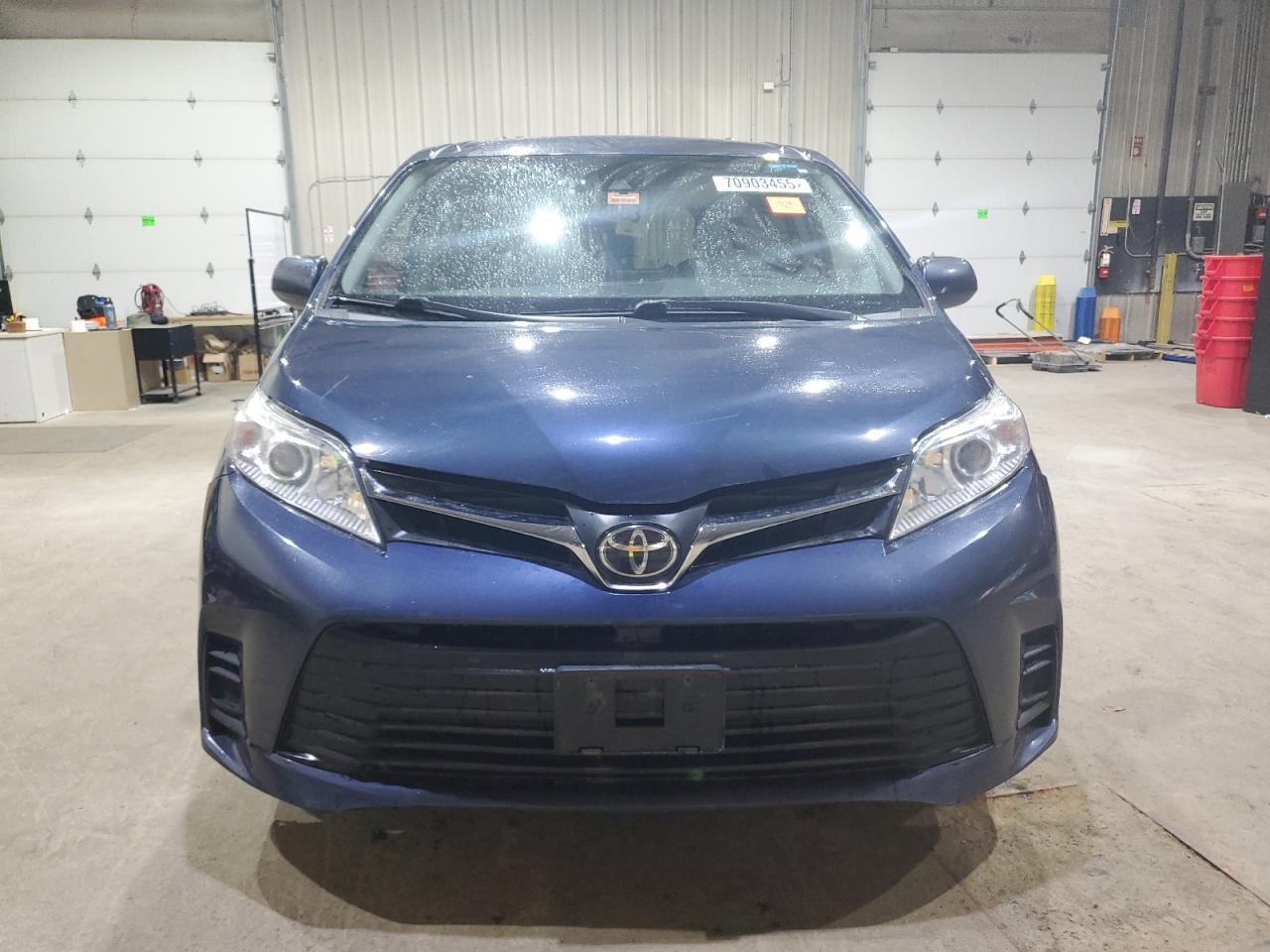 2018 Toyota Sienna Le 7-Passenger - Image 5