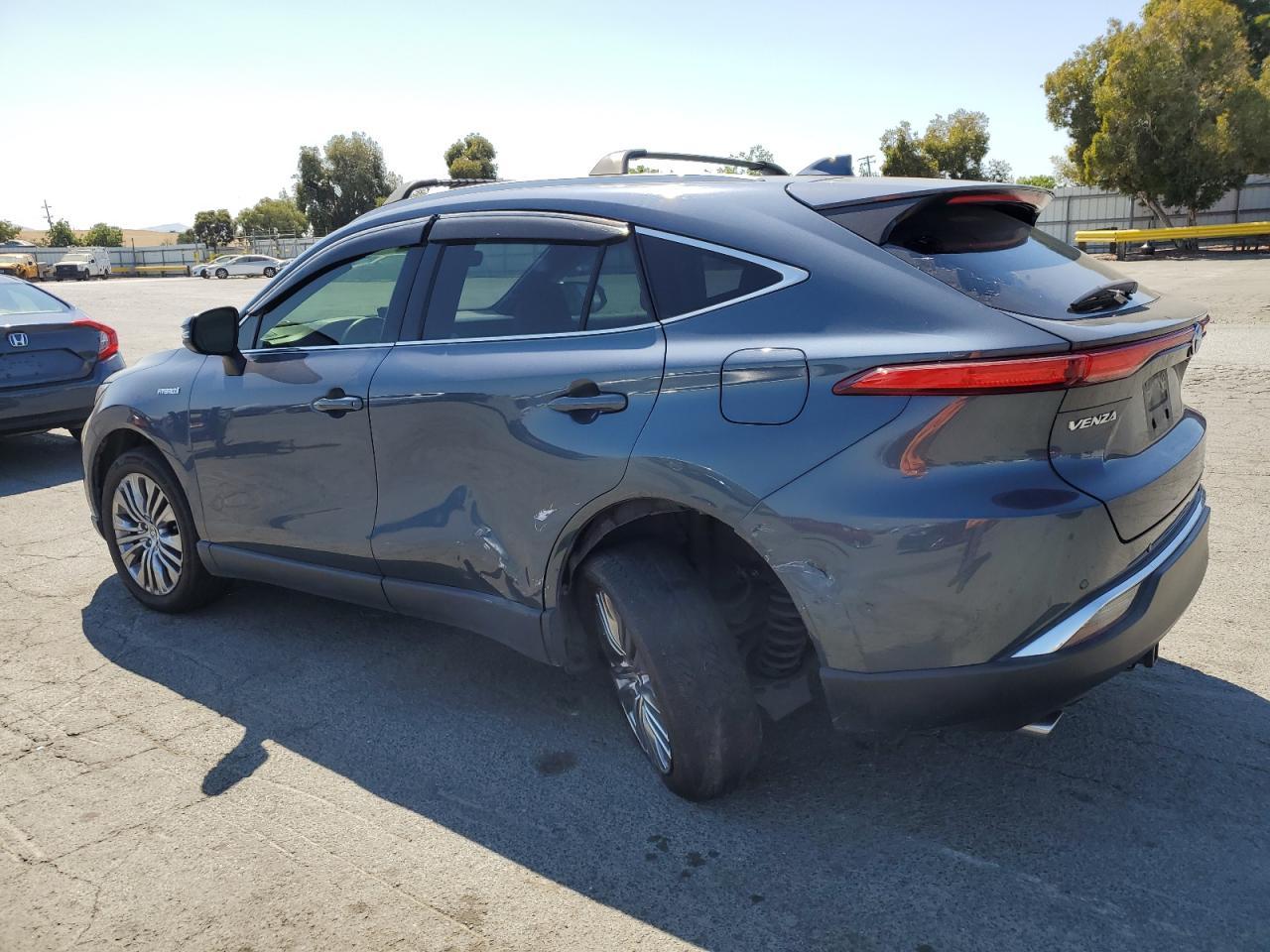 2021 Toyota Venza Le - Image 2