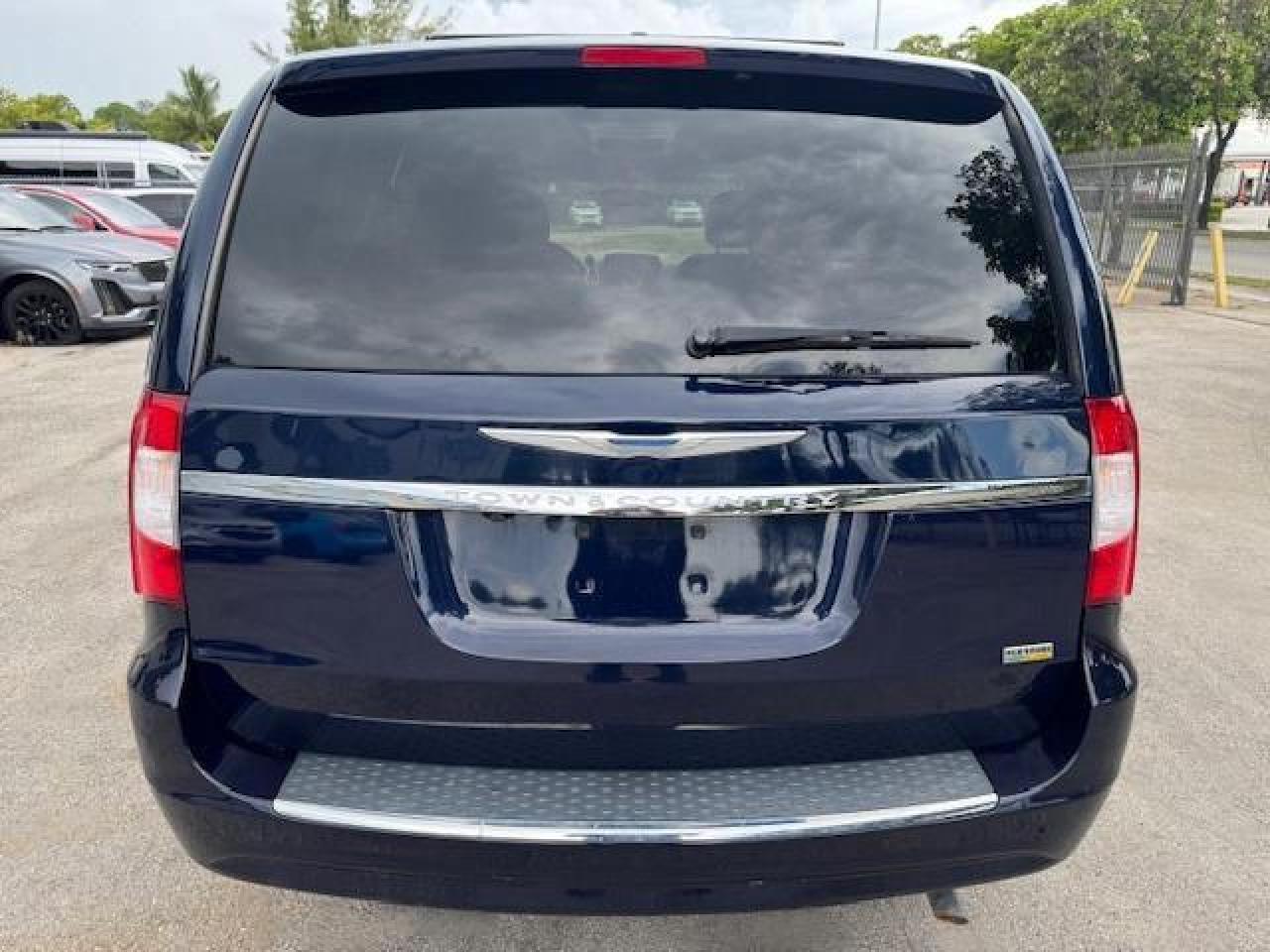 2014 Chrysler Town & Country Touring - Фото 6