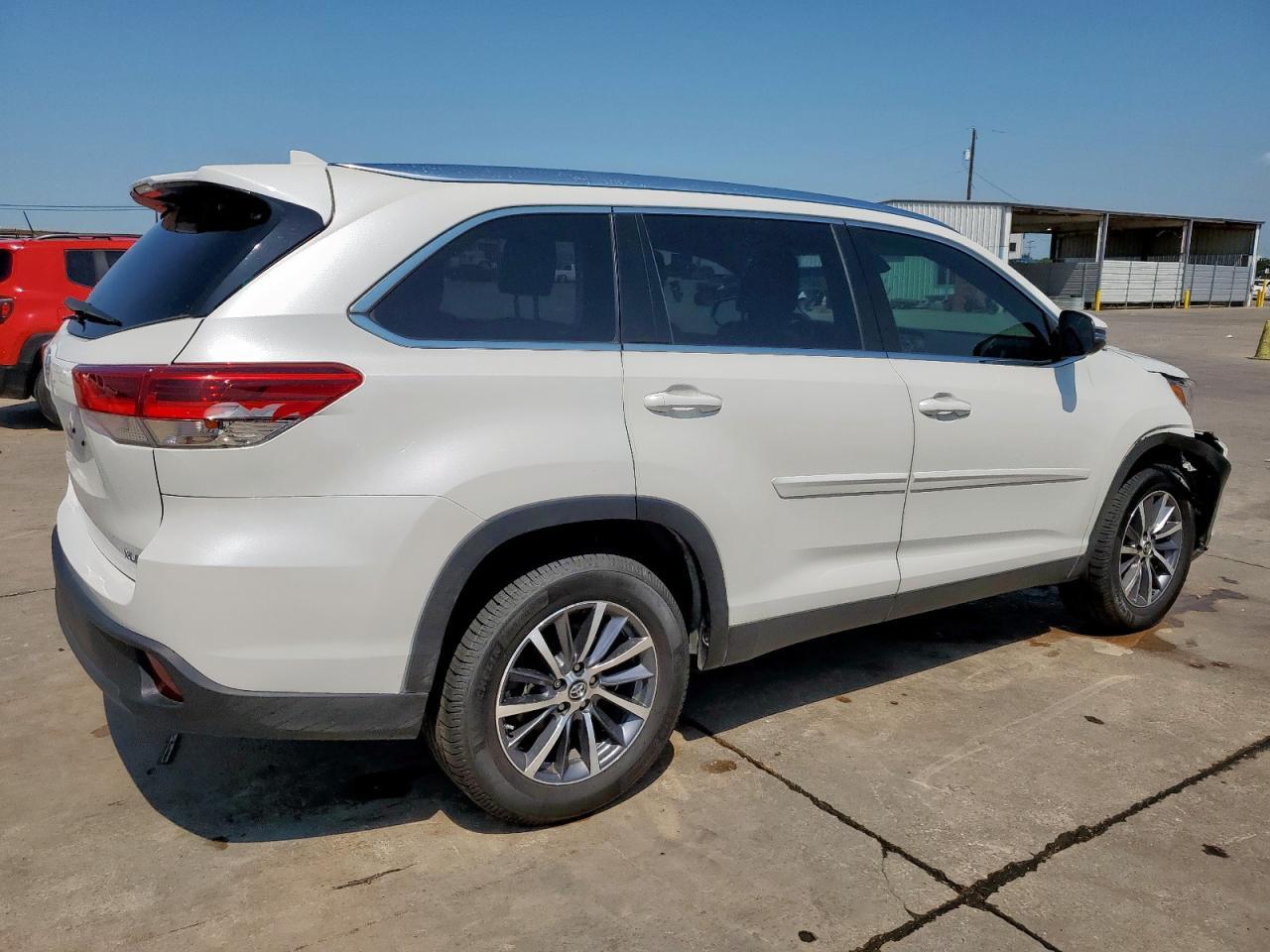 2019 Toyota Highlander Se - Image 3