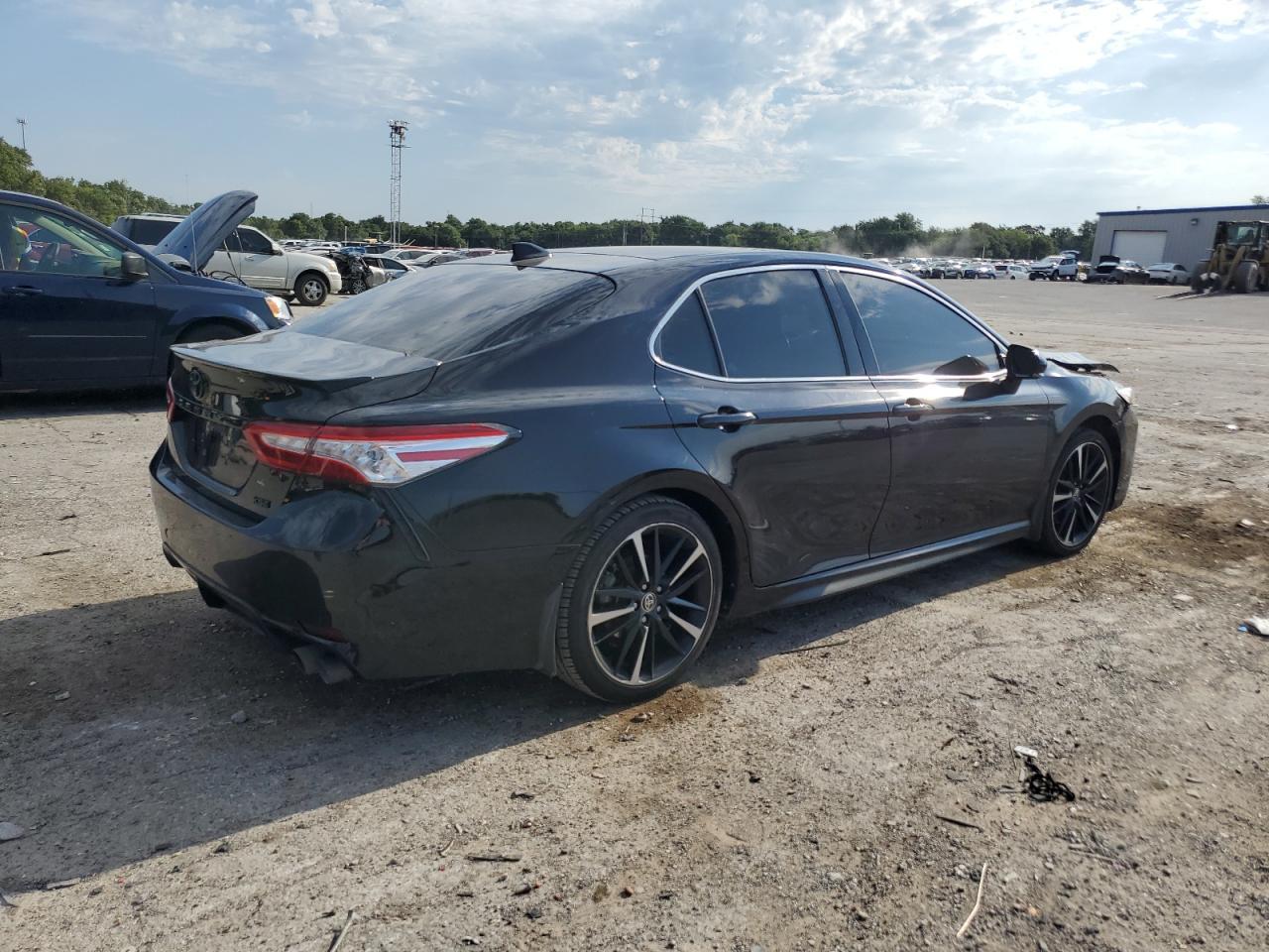2020 Toyota Camry Xse - Фото 3