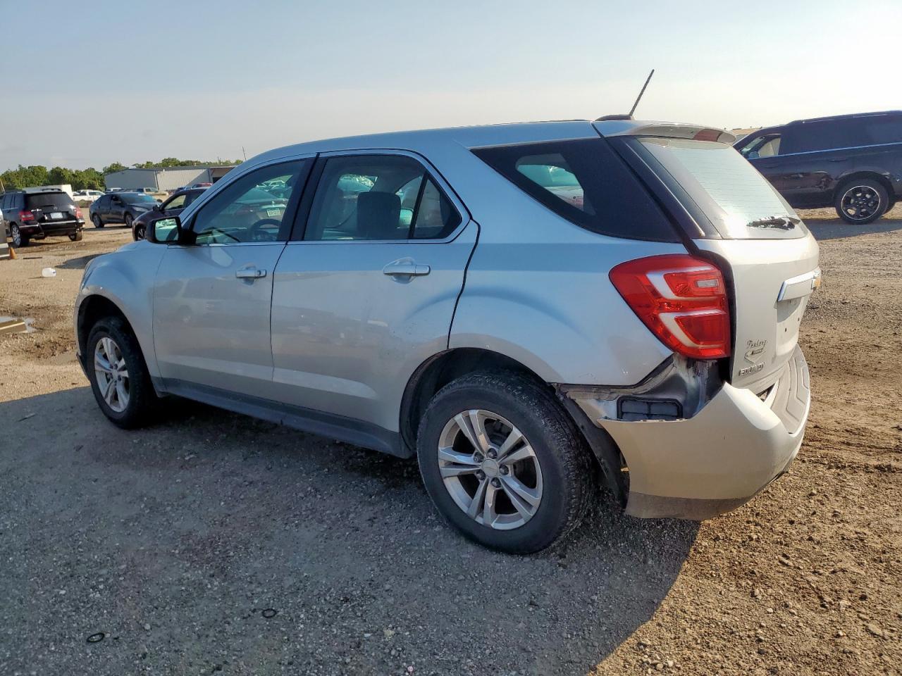 2017 Chevrolet Equinox Ls - Фото 2