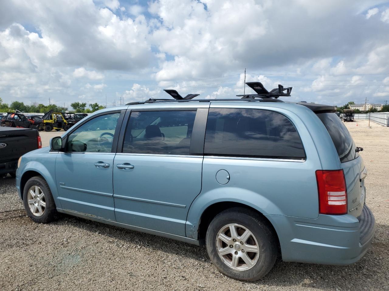 2008 Chrysler Town & Country Touring - Image 2