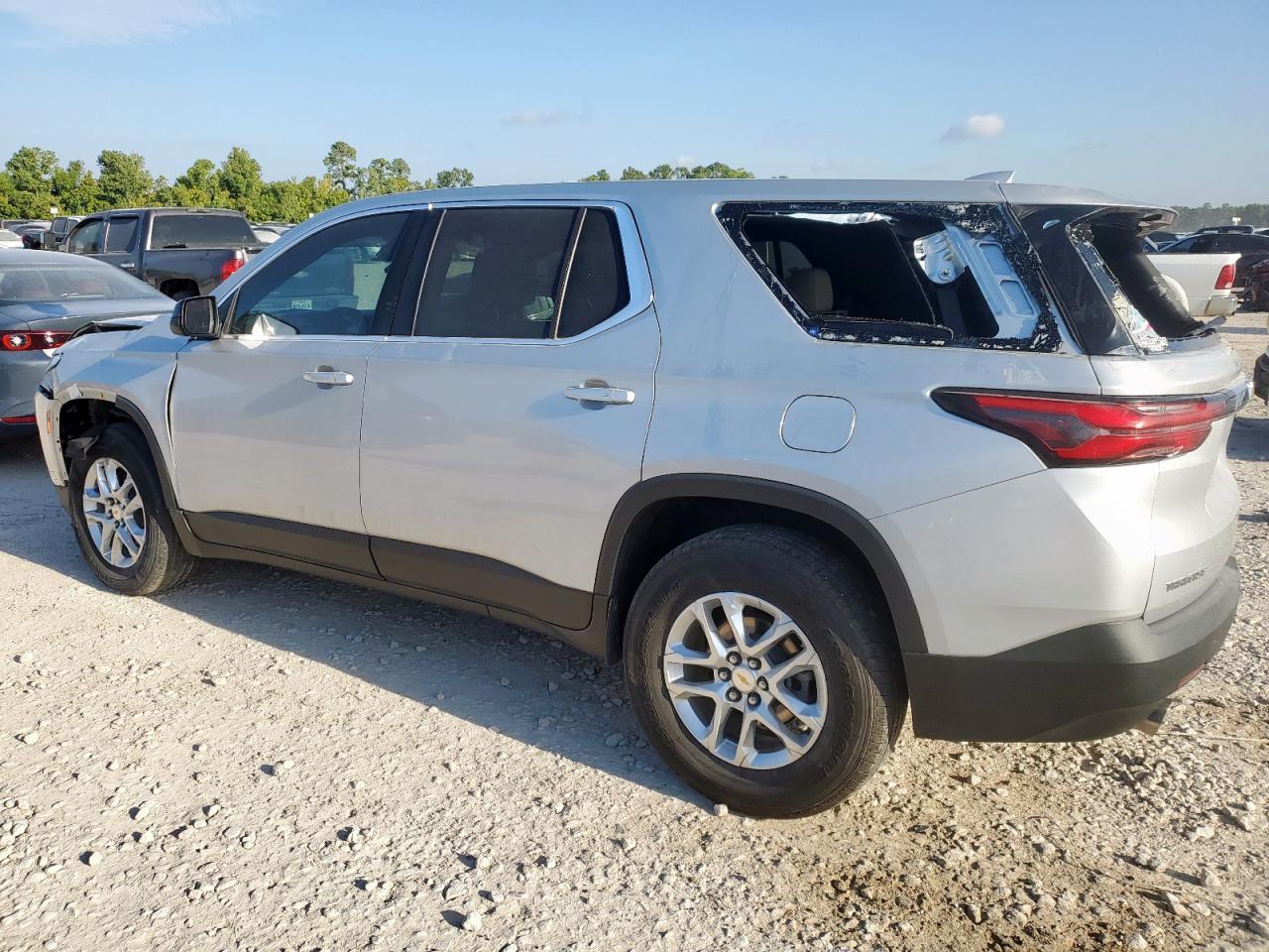 2022 Chevrolet Traverse Ls - Фото 2