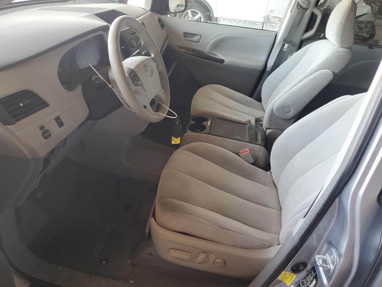 2013 Toyota Sienna Le - Image 7